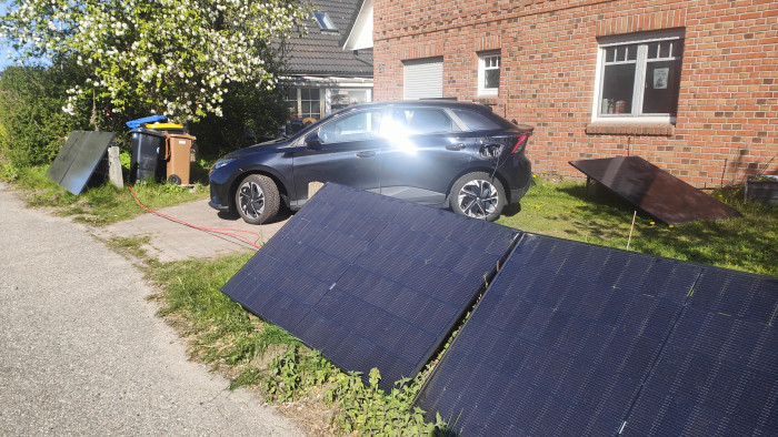 Wenig beachtet: Zäune bieten eine ideale Fläche für Solarmodule, entsprechende Panels kosten sogar weniger, als viele Holzzaunelemente. (Bild: Dennis Ziesecke)